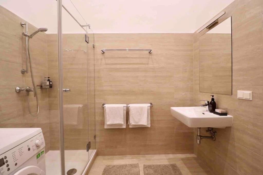 Center Apt In Best Area Near Park & Danube 20'To Airport Apartment Виена Екстериор снимка