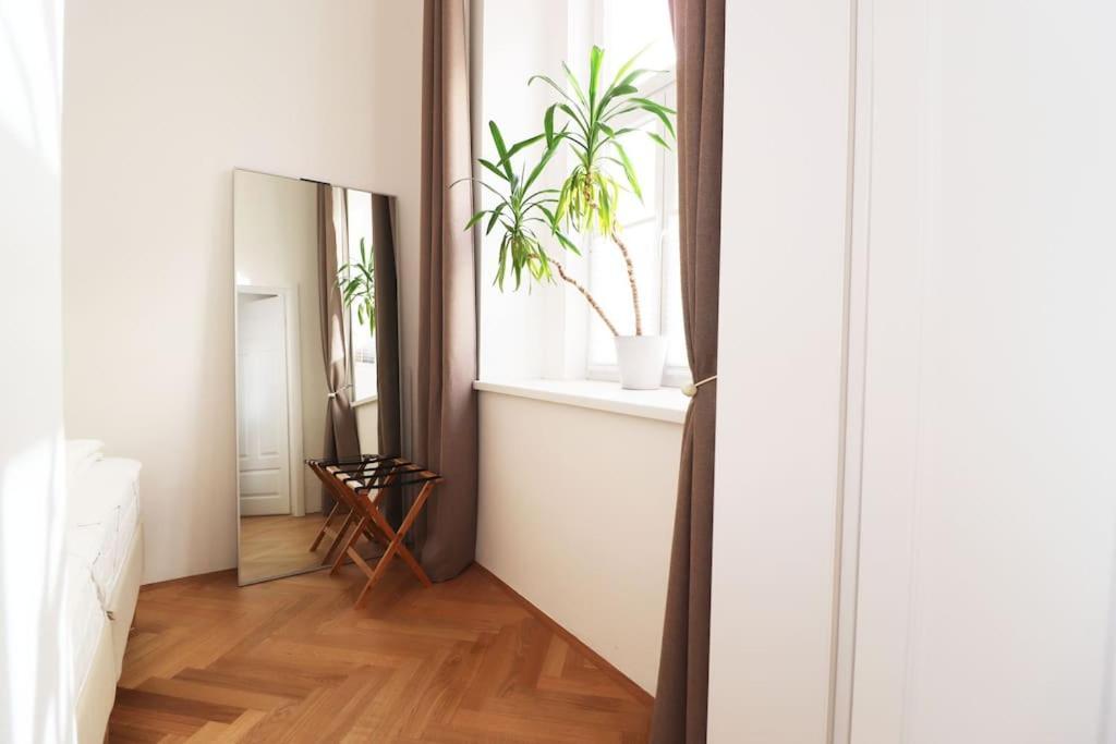 Center Apt In Best Area Near Park & Danube 20'To Airport Apartment Виена Екстериор снимка